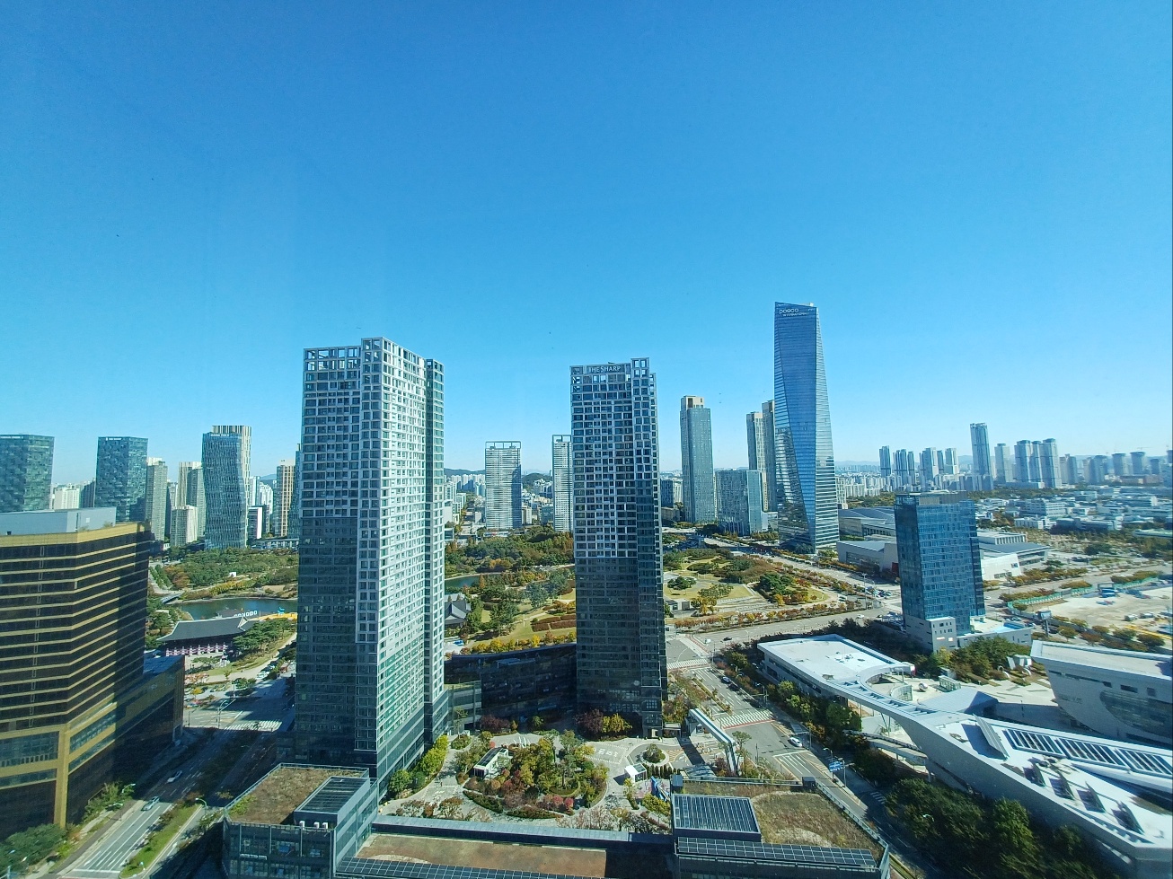 송도 도시와 고층 건물 전경 / Songdo cityscape